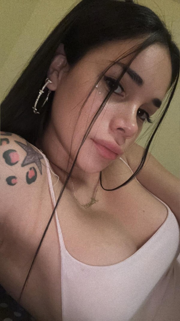 Mikaela hermosa latina recién llegada