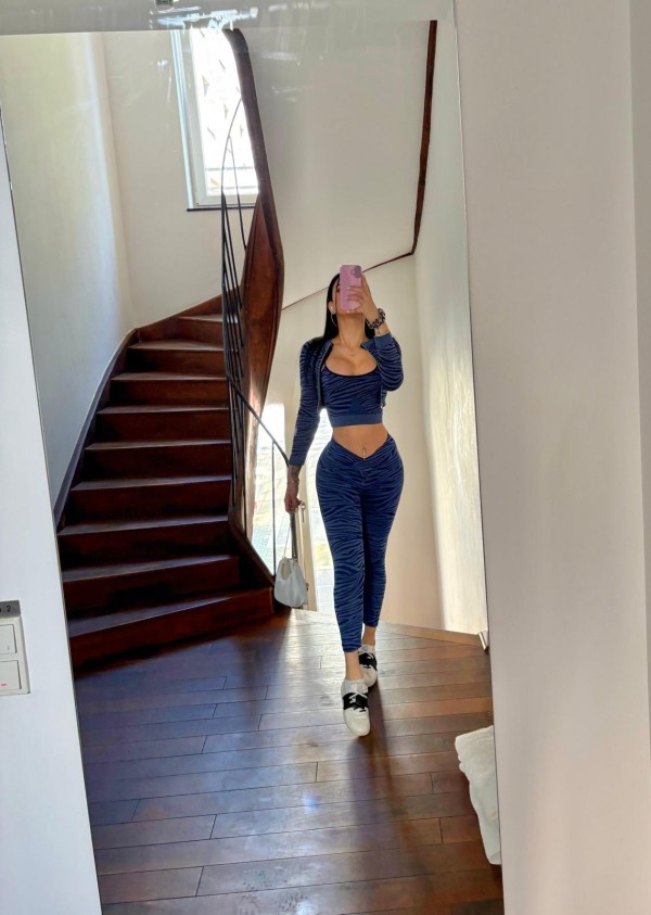 Mikaela hermosa latina recién llegada