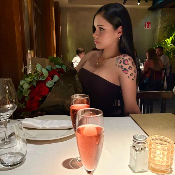 Mikaela hermosa latina recién llegada