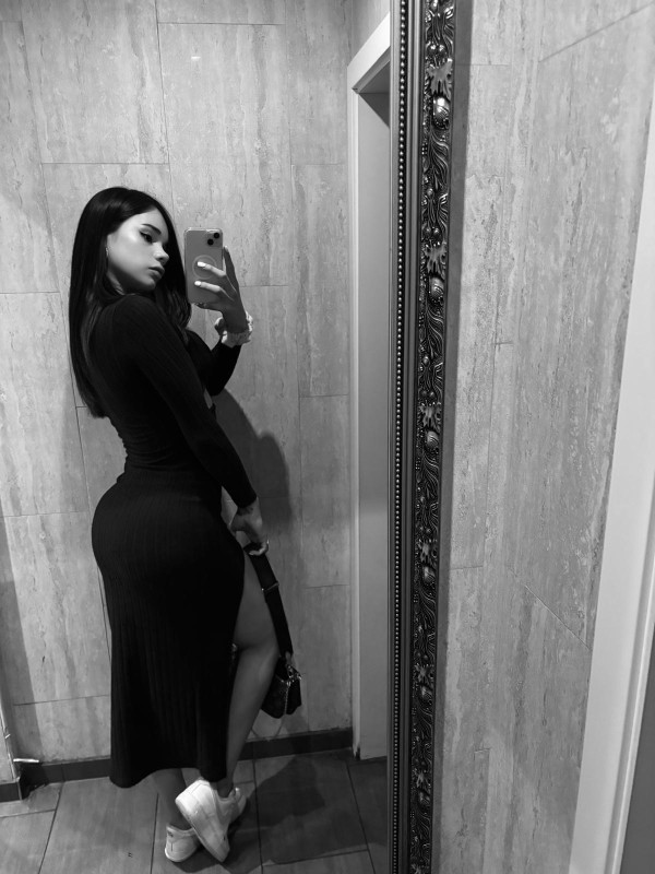 Mikaela hermosa latina recién llegada