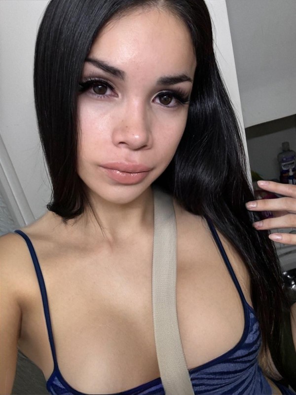 Mikaela hermosa latina recién llegada