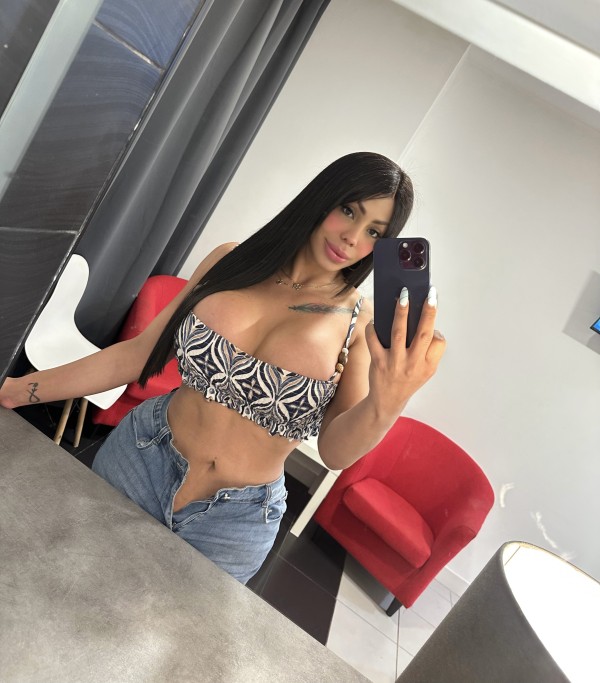 BOMBA SEXUAL….TRAVÉSTI CACHONDA