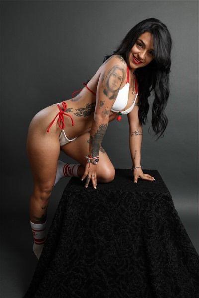 Valeria delgada latina complaciente