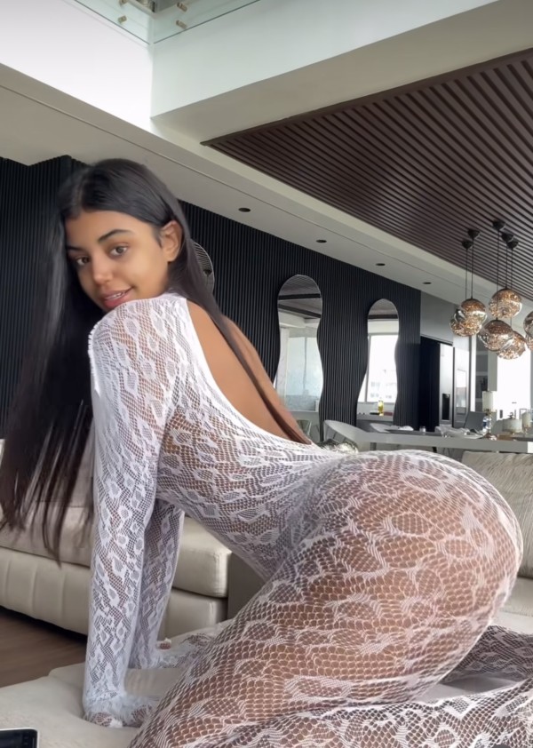 Novedad, chica explosiva fiesta blanca