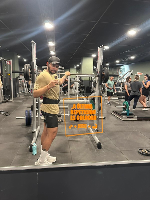 Chico latino complasiente