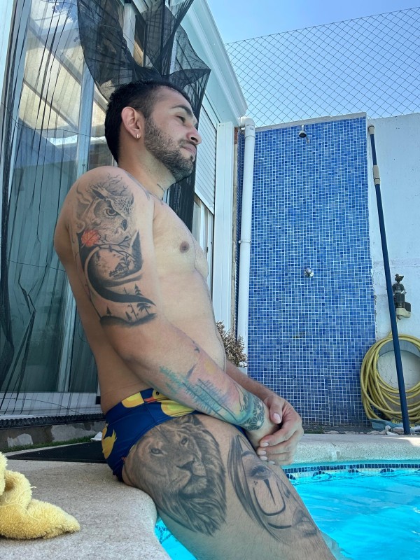 Chico latino complasiente