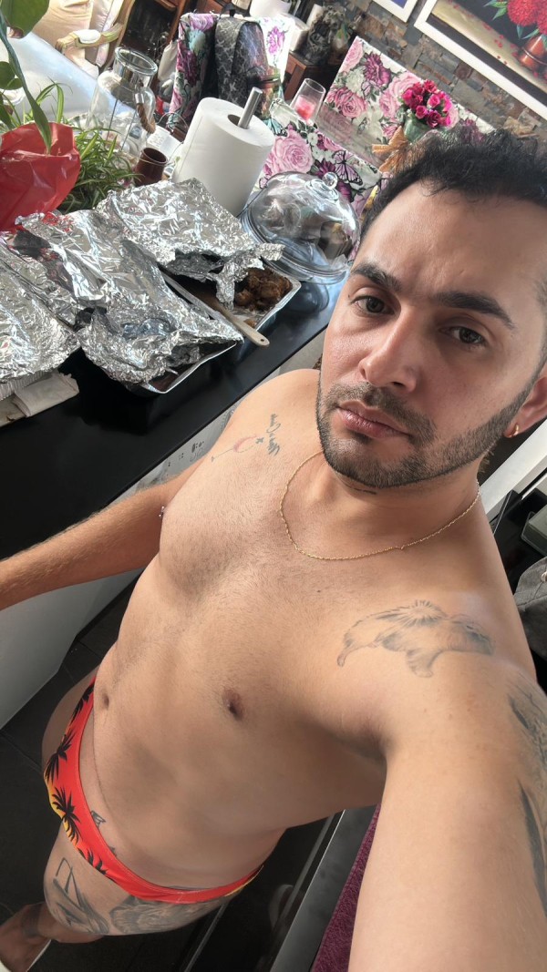 Chico latino complasiente