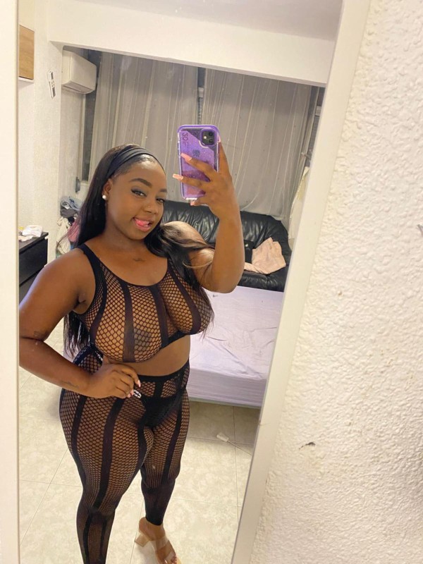 JOVENCITA MORBOSA FIESTERA CON CURVAS EXPLOSIVAS