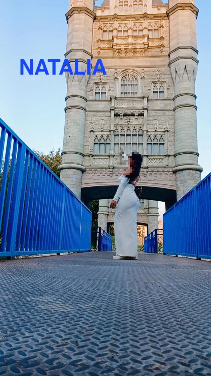 Jovencita con curvas muy manejable