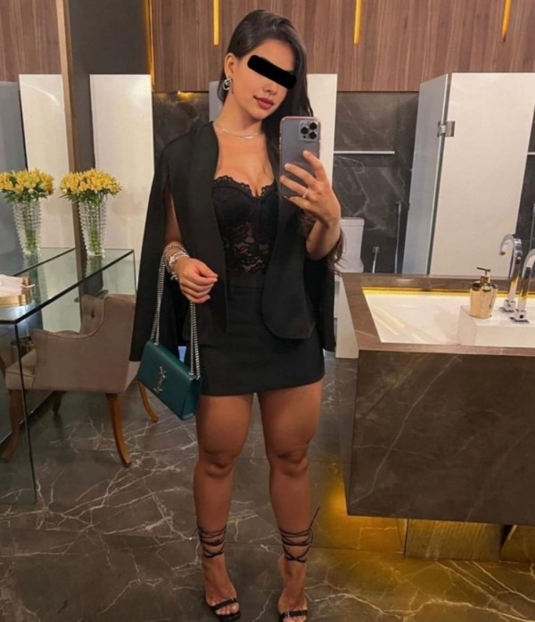 Latina juguetona y festera