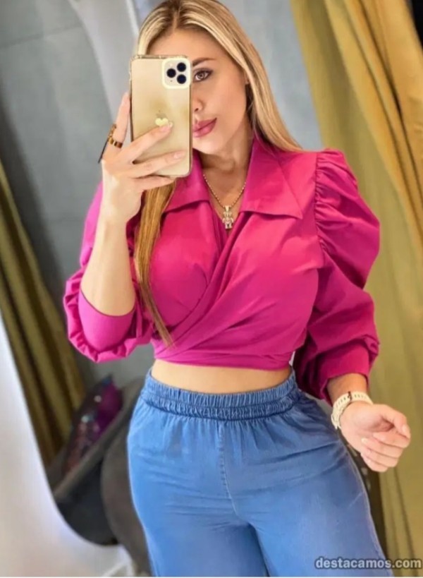 Rubia guapa cariñosa