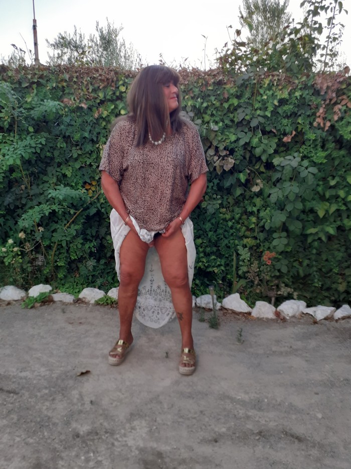 Hombre madurito bisex se viste de mujer