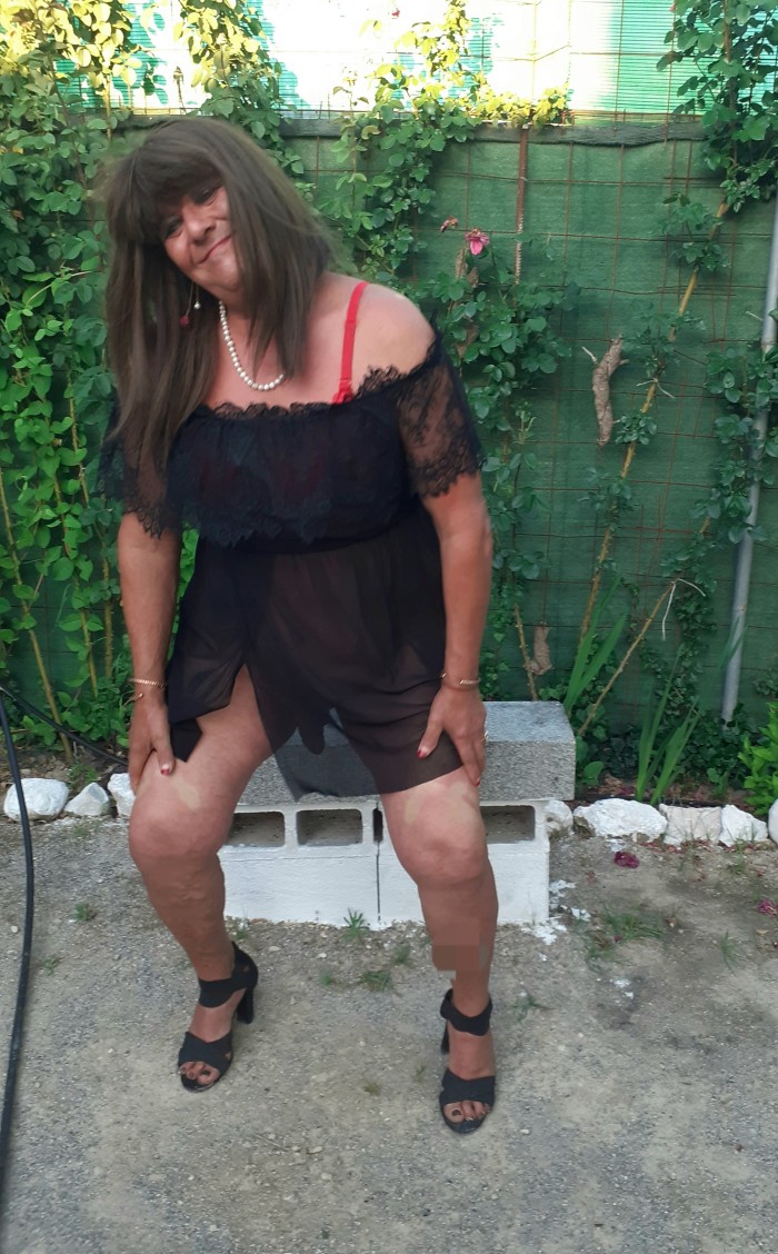 Hombre madurito bisex se viste de mujer