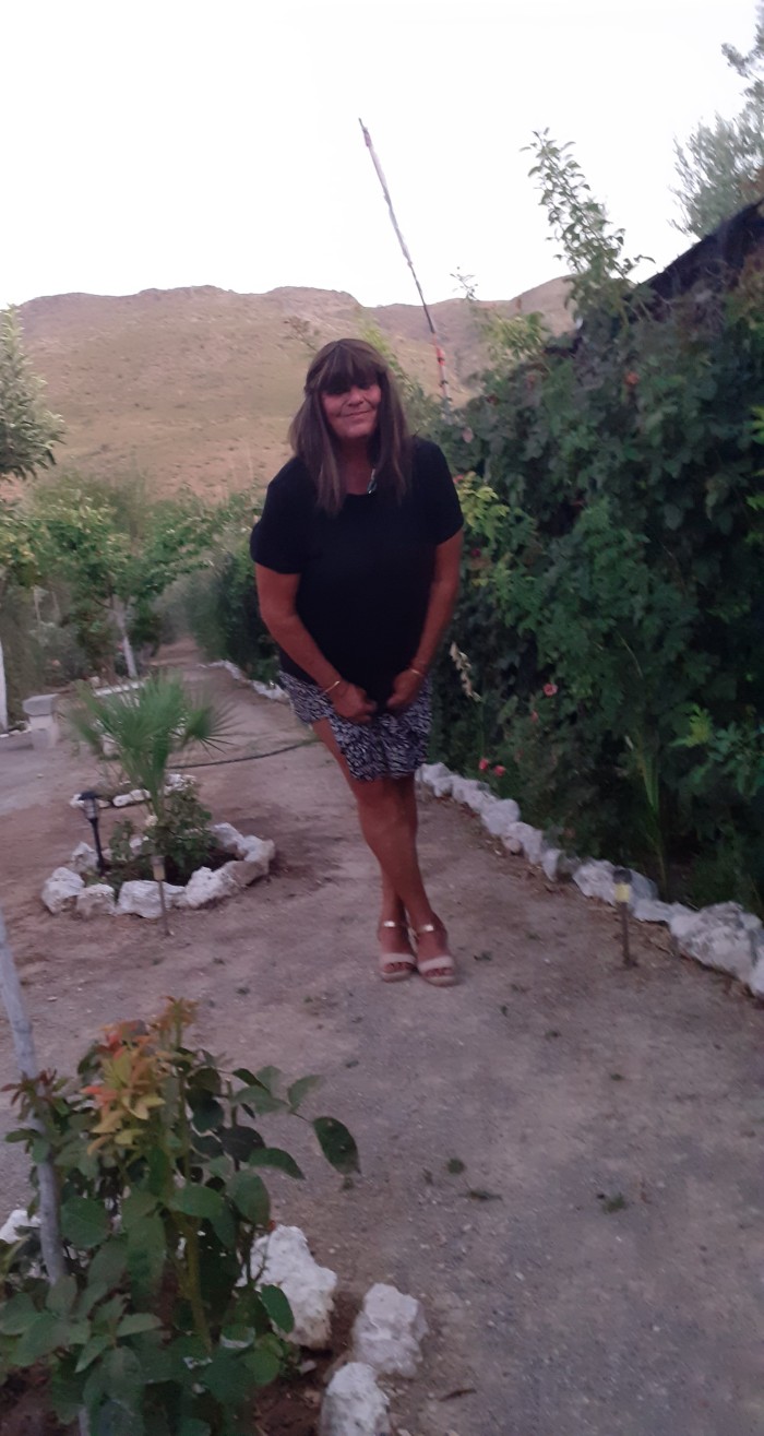 Hombre madurito bisex se viste de mujer