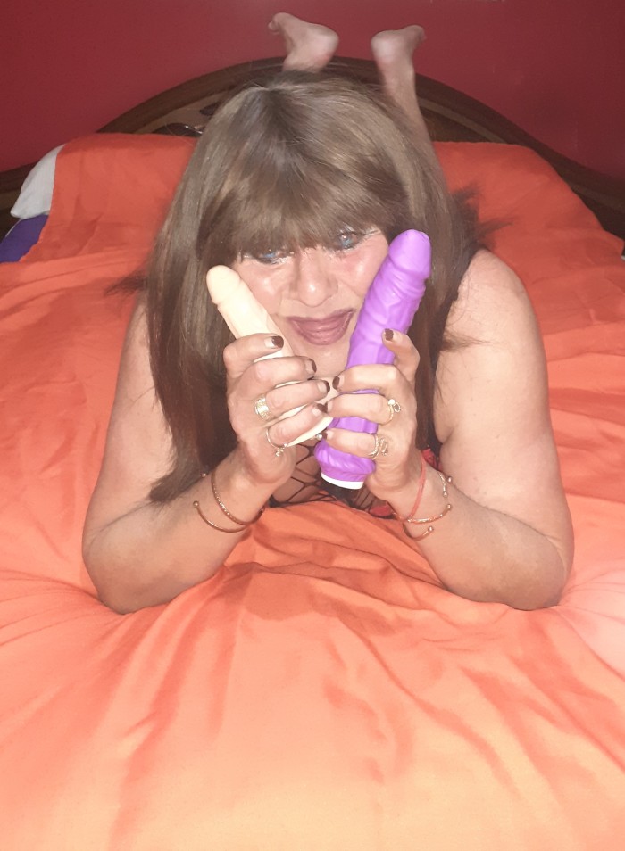 Hombre madurito bisex se viste de mujer