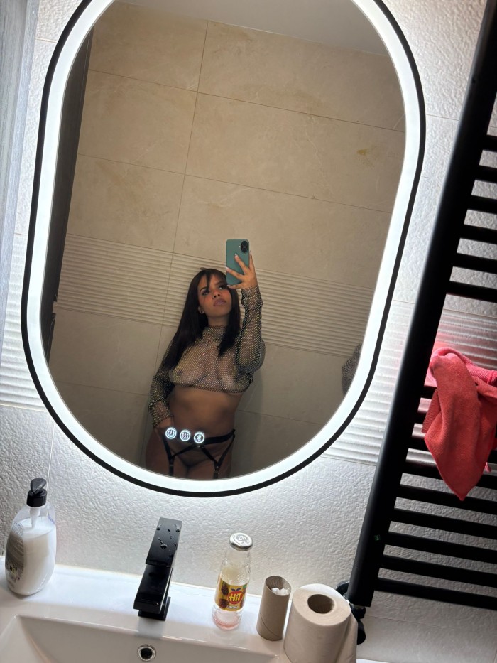 Escarled cariñosa y extrovertida