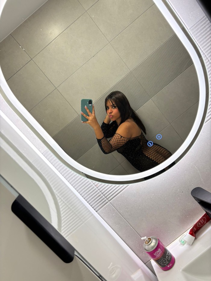 Escarled cariñosa y extrovertida