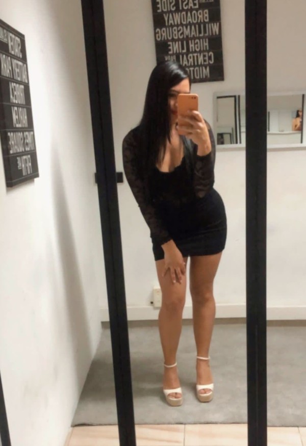 Complaciente colombiana por palma