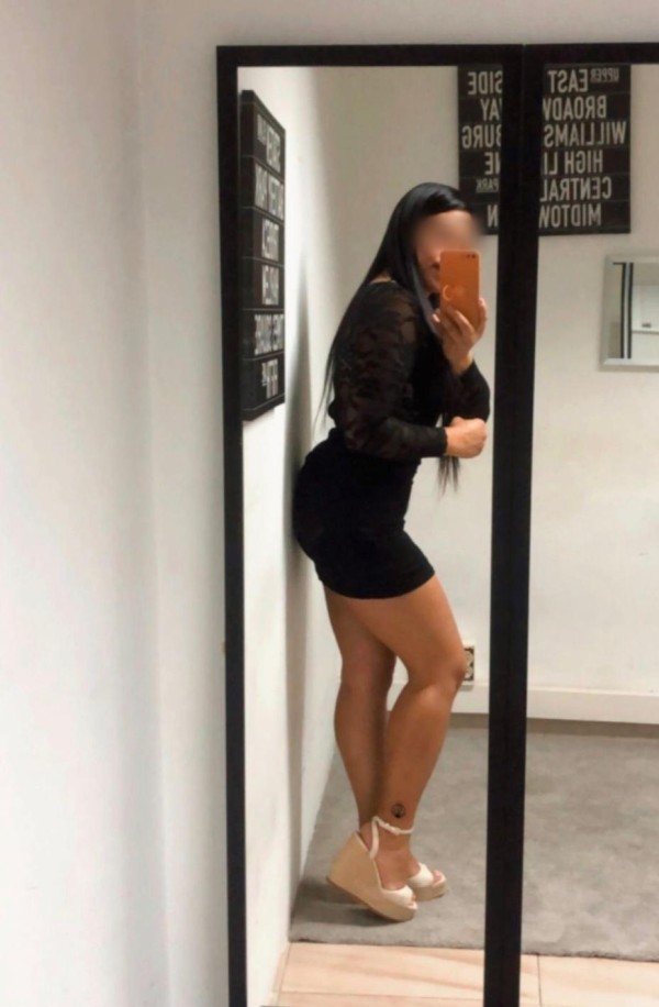 Complaciente colombiana por palma