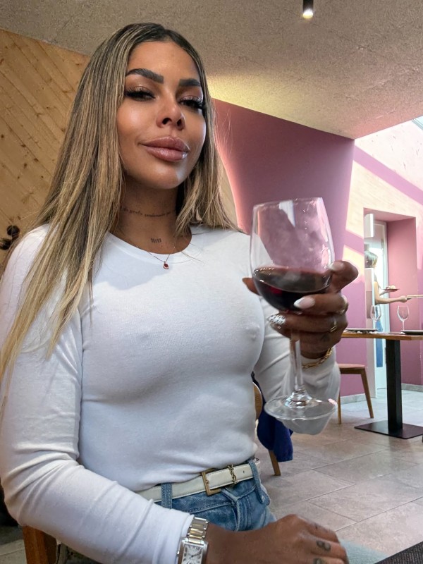 RUBIA BRASILEÑA BRONCEADA