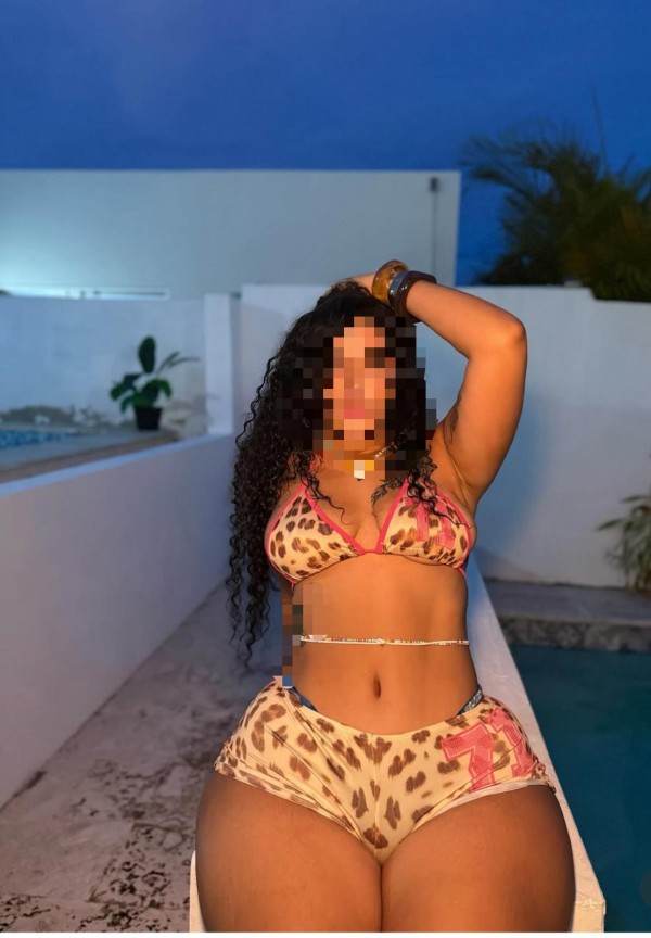 Latina juguetona a todo digo si, Fiestera, mamadas con garganta profunda