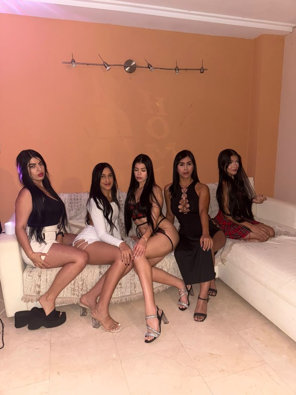 AMIGAS CALIENTES EN PLAYA D´EN BOSSA.. ESTAMOS CACHONDAS