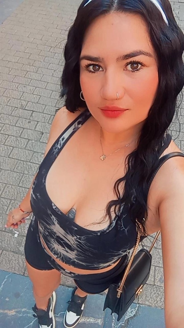 sensual y ardiente jovencita recién llegada