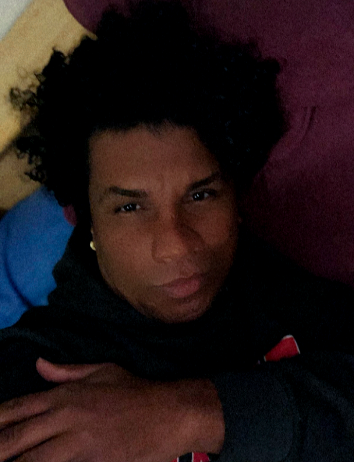 Chico negro masajista versátil