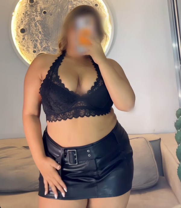 Latina de curvas grandes hermosa y tetona