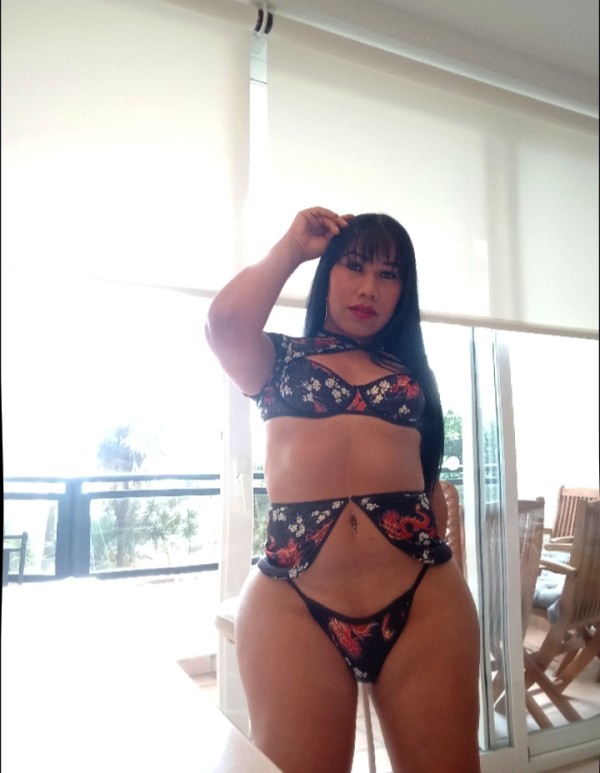 sexy trans latina .. la diosa de la garganta profunda