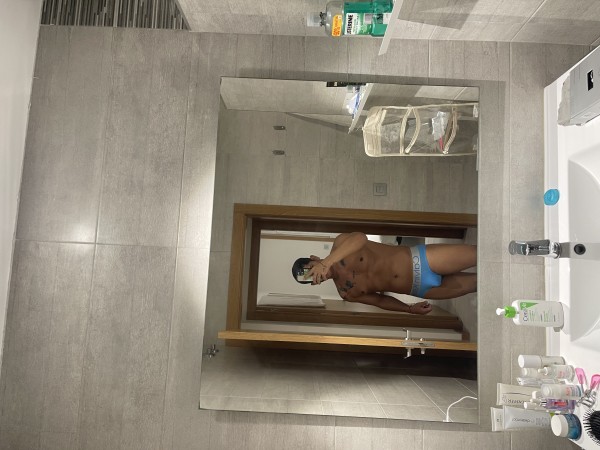 Chico masculino , dispuesto hacerte pasar un momen