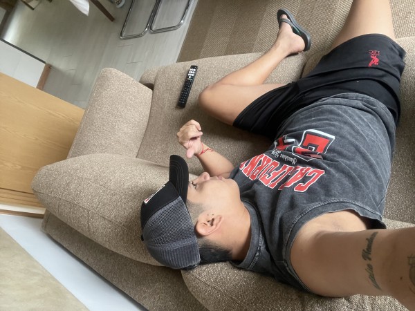 Chico masculino , dispuesto hacerte pasar un momen