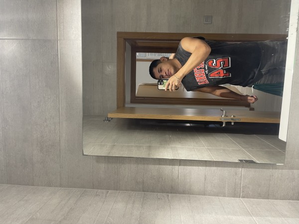 Chico masculino , dispuesto hacerte pasar un momen