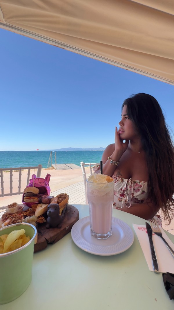 SAGRADA FAMILIA Nicolly Bolína BELA Y FEMENINA.