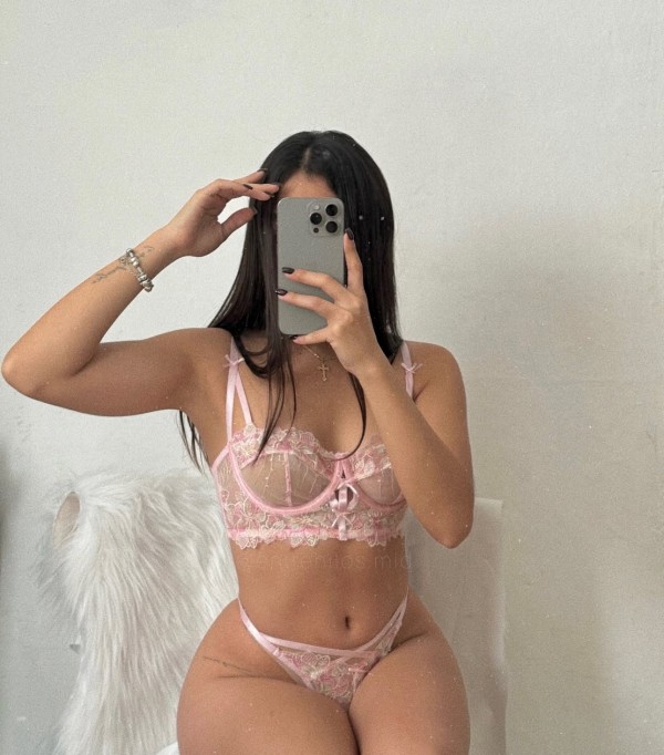 Dos amiguitas jovencitas, muy fogosas fiesteras