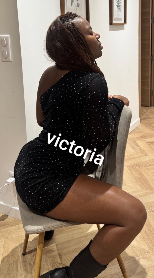 Victoria sexy colombiana con pechos y curvas espléndidas en los cristianos