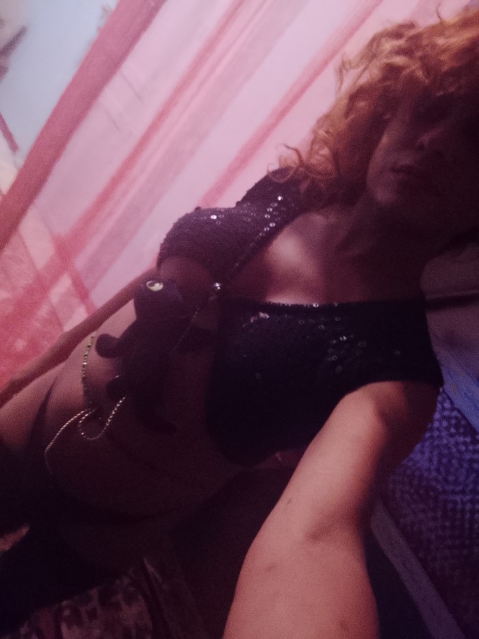 Bella travesti viciosa de fiesta