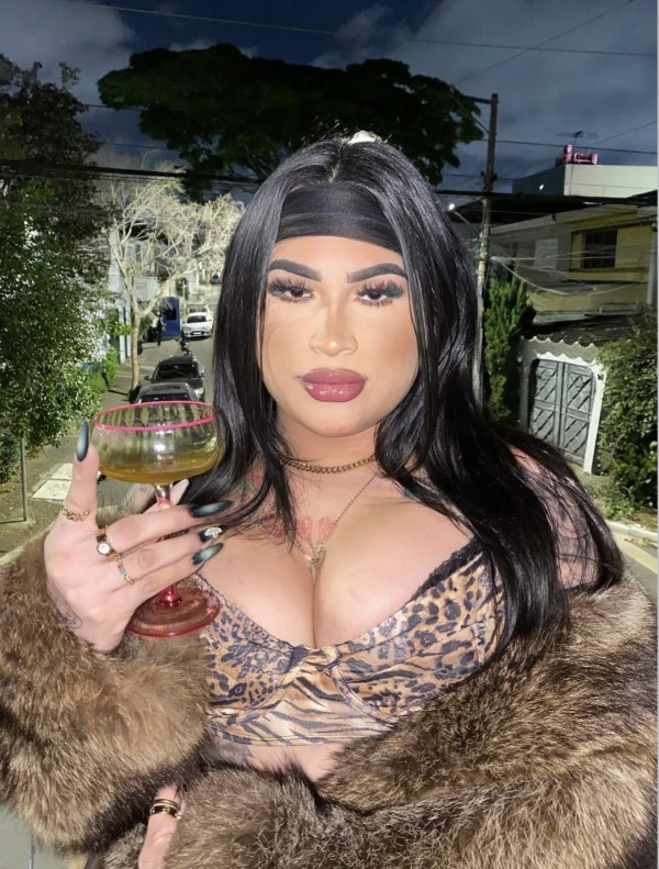 Dominante y Perversa Bella transexual TETONA y VICIOSA
