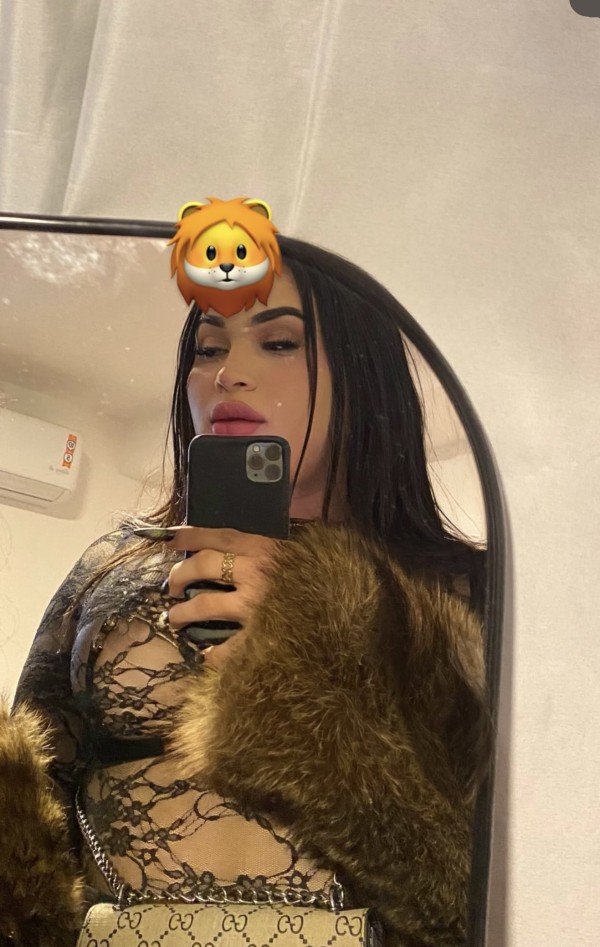 Dominante y Perversa Bella transexual TETONA y VICIOSA