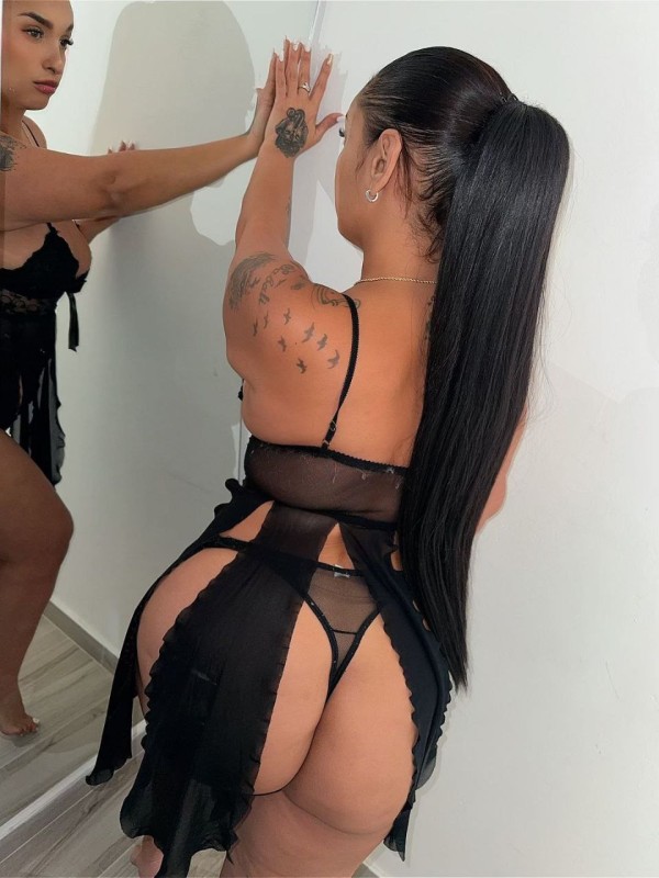 Divertida juguetona fiestera y juguetona cariño