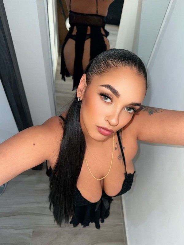 Divertida juguetona fiestera y juguetona cariño