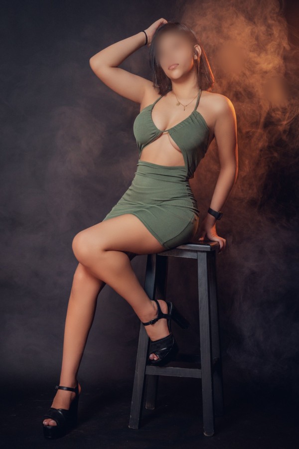 BELLÍSIMA DAMA JOVEN COMPLETA MUY VICIOSA 24 H