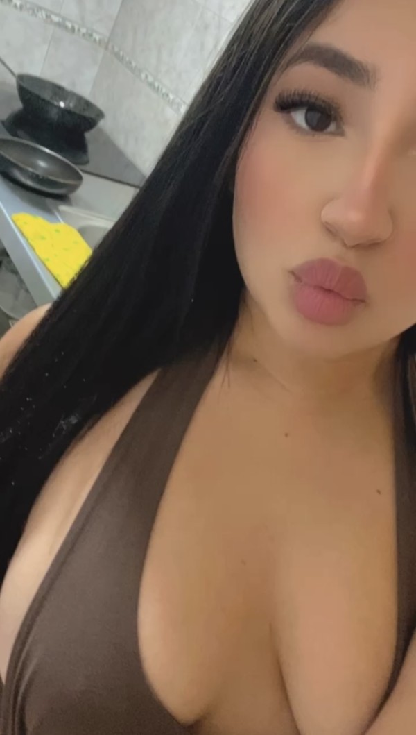 Jovencita fiestera divertida