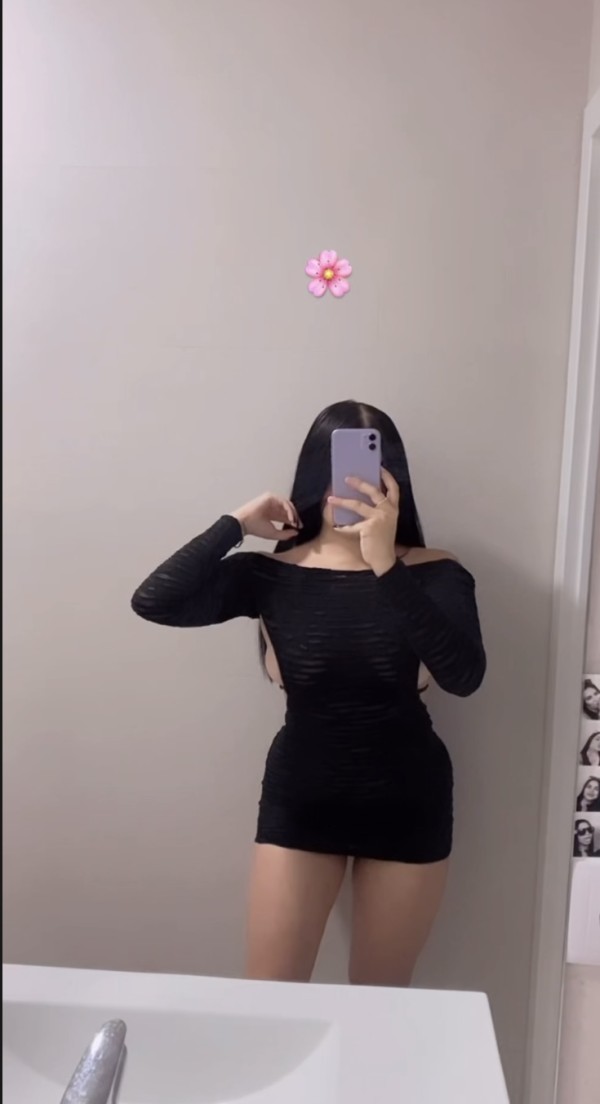 Jovencita fiestera divertida