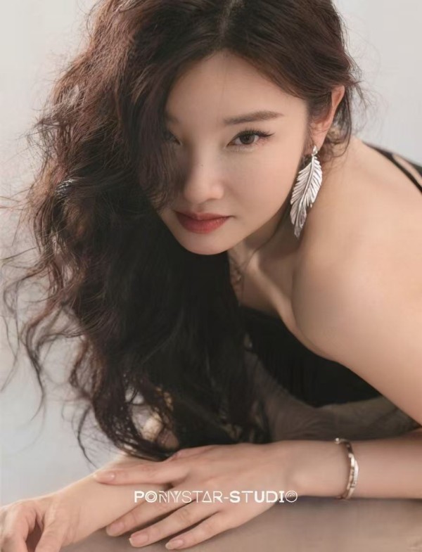 新來的亚洲女孩的照片是100%真實的。