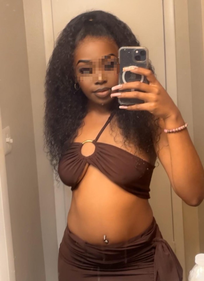 Implicada bien fiestera besos garganta profunda