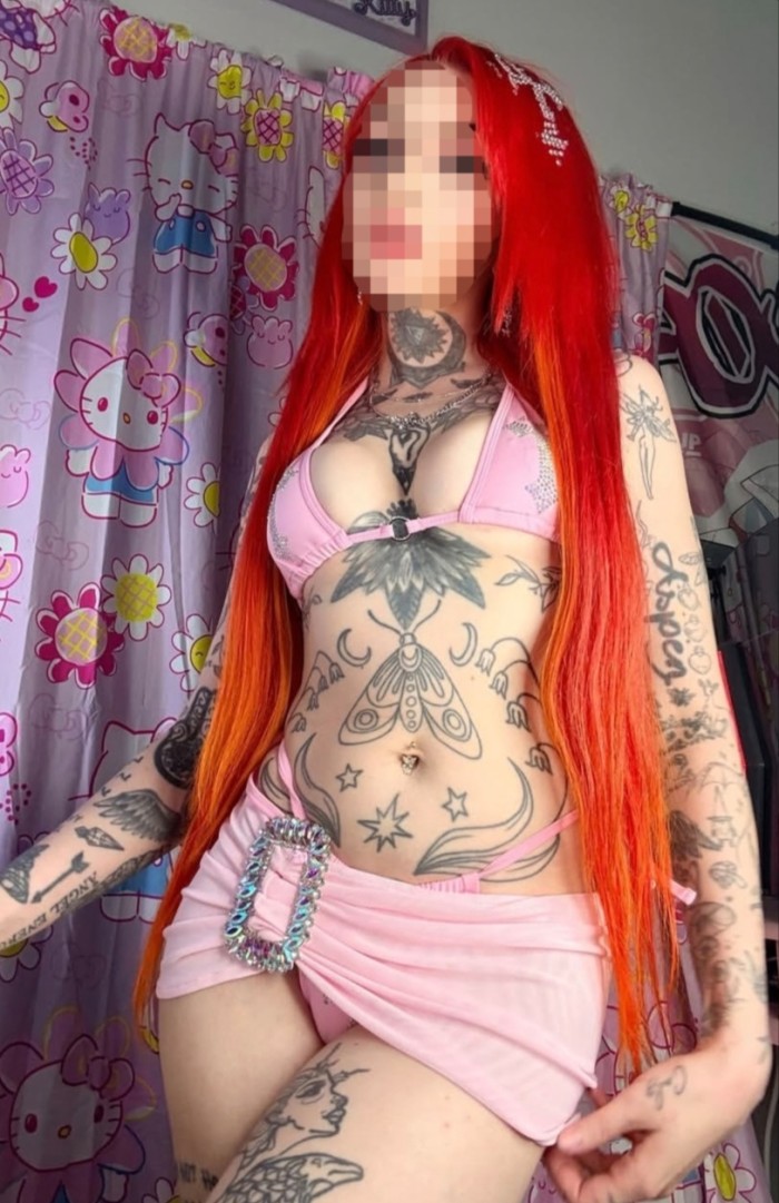 Joven chica tatuada
