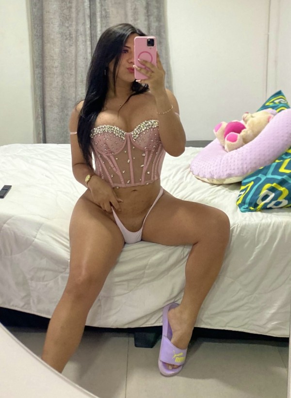 ENCANTADORA Y SENSUAL COLOMBIANA