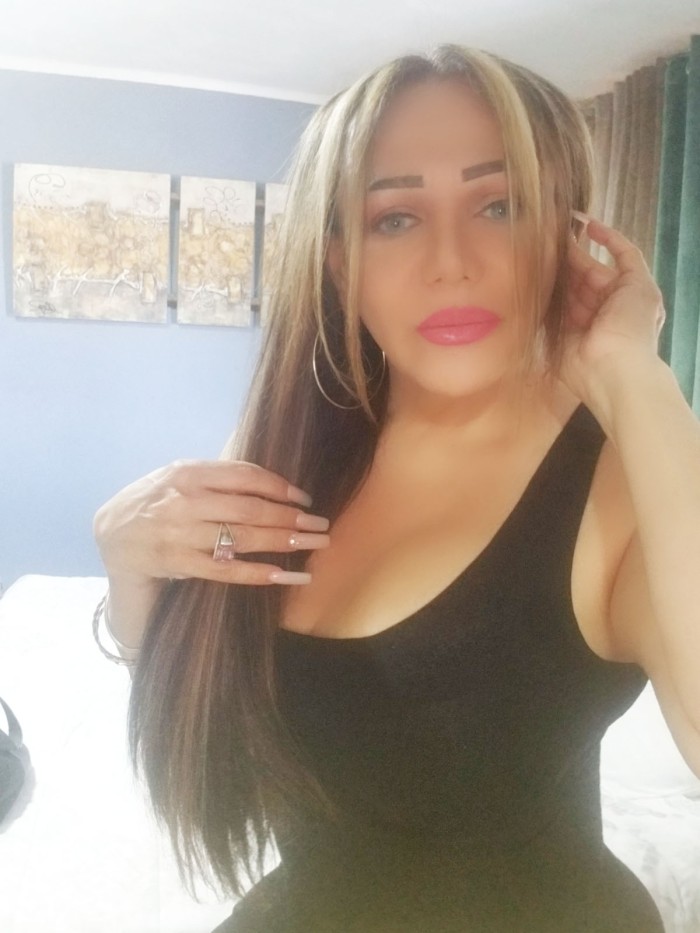 TRANS FEMENINA, DOTADA LECHERA CAÑERA SEXY TETONA EN VIGO