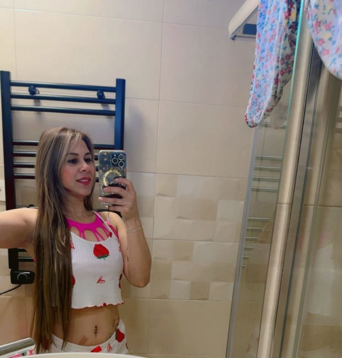 Ivana rubia con potentes curvas!!